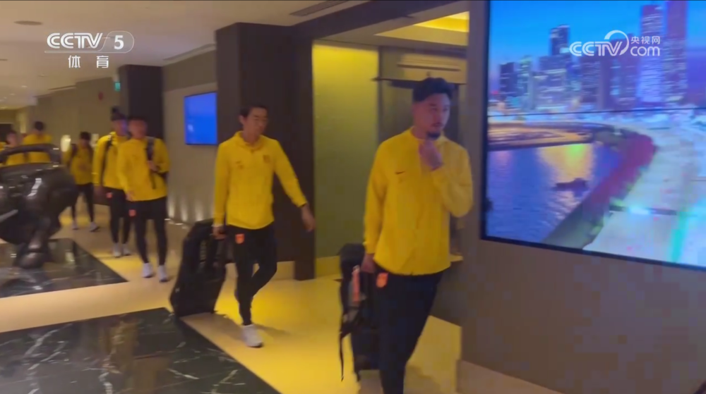 去意已决名记张琳芃未和全队一起吃早餐一脸决绝登上国足大巴