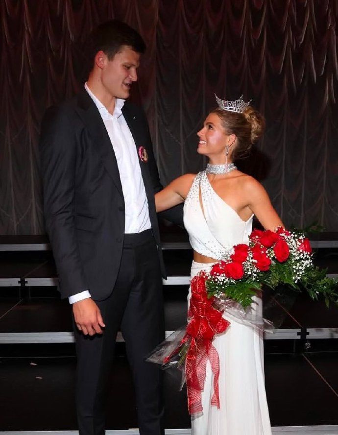 他曾打哭杨瀚森，靠妈妈拿下美国小姐，是湖人爱而不得的内线猛兽