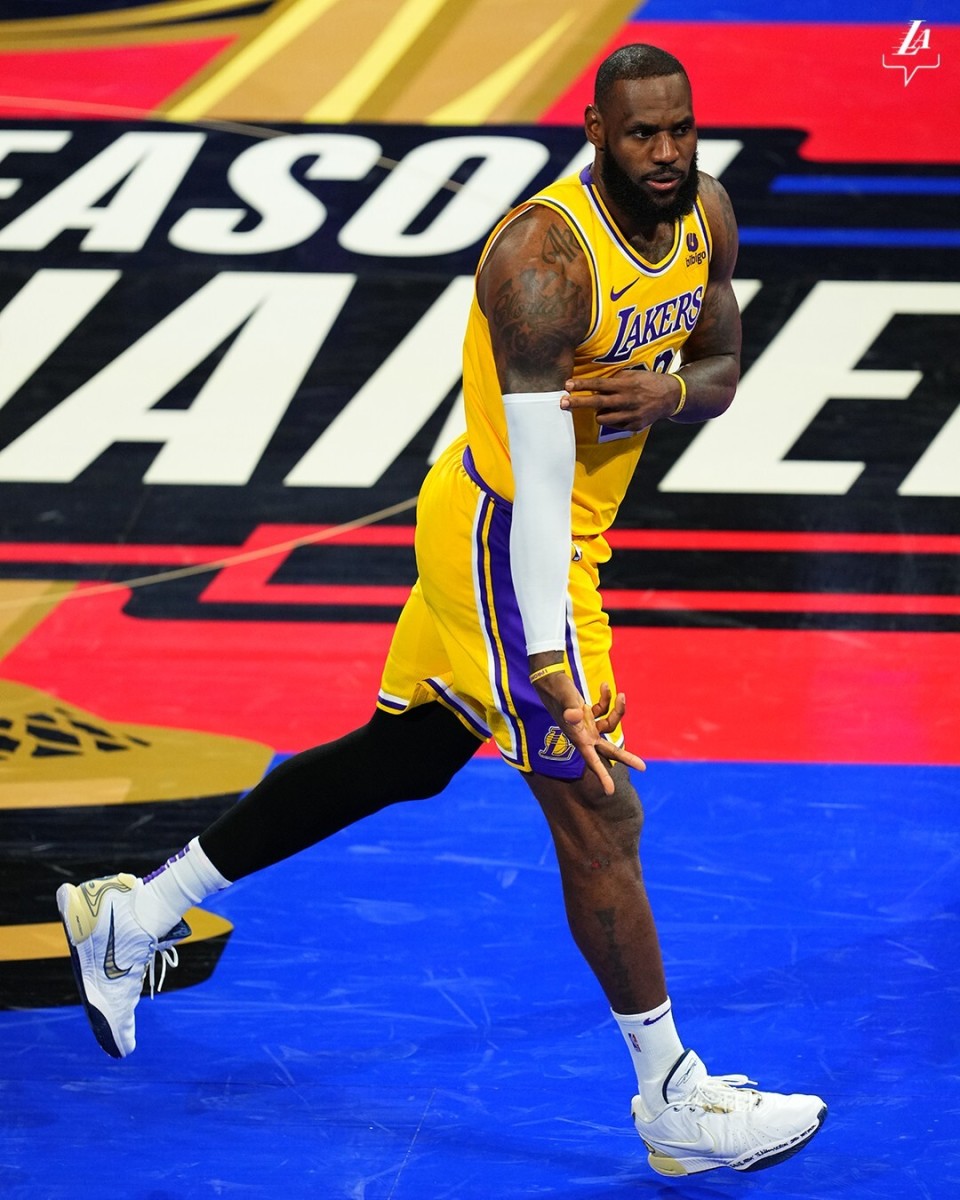 湖人官方詹姆斯因左踝关节腓侧肌腱炎将缺席明天的湖勇大战