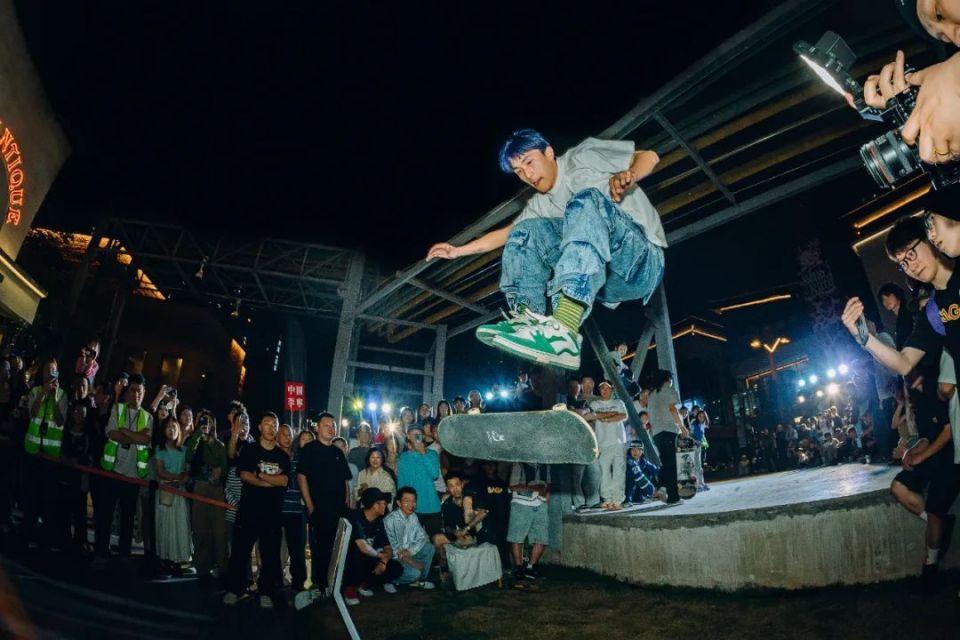 成都躁动周末,中国李宁呈现 24h 街头不打烊滑板果酱