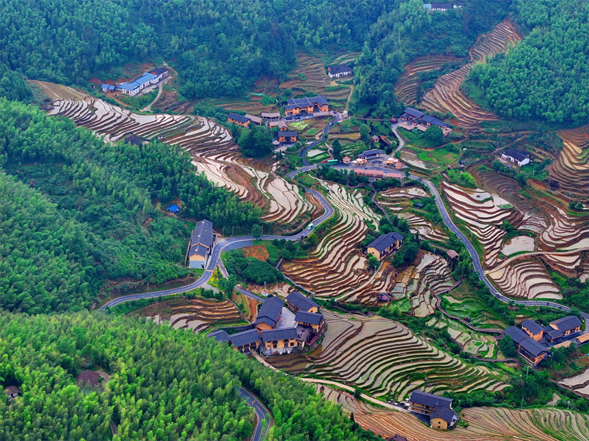 赣州市崇义县上堡乡,层层叠叠的梯田与森林,民宿,公路相互映衬,夏日