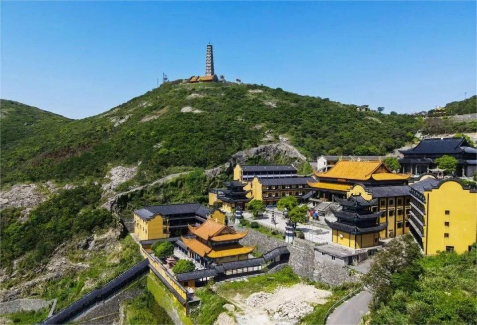 岱山县境内的最高点,群峰在云雾建缭绕,这里是东海第二佛国!