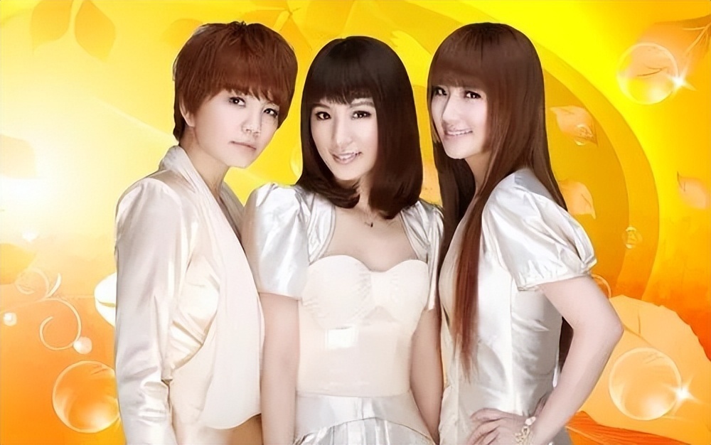 ella作为she组合中看似最单纯,最爱闹的一个,其实她的情商,智商和处世