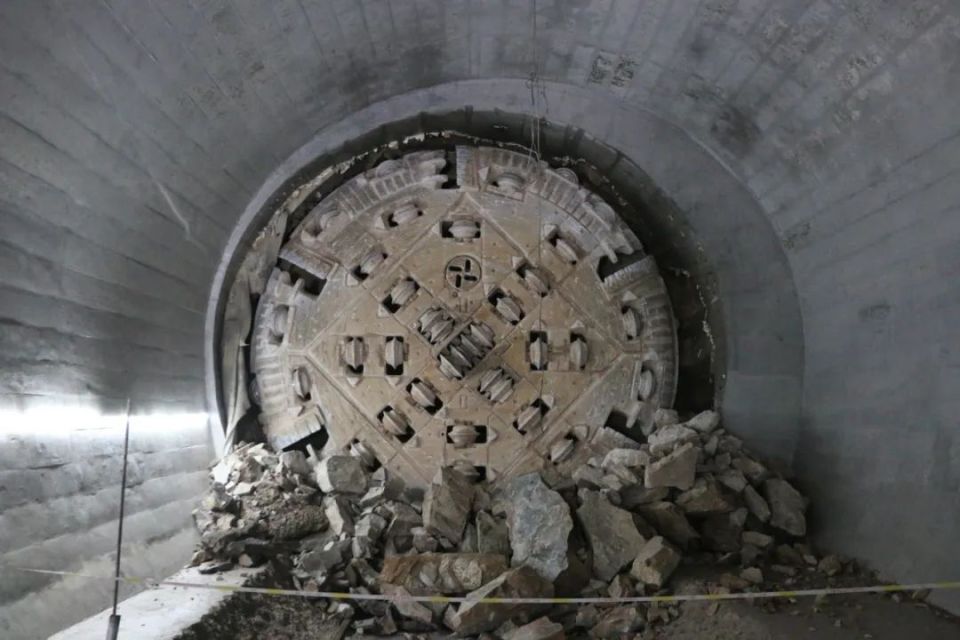 青岛地铁"建设世界一流地铁1 6目标体系"为指引,系统推进施工管理与