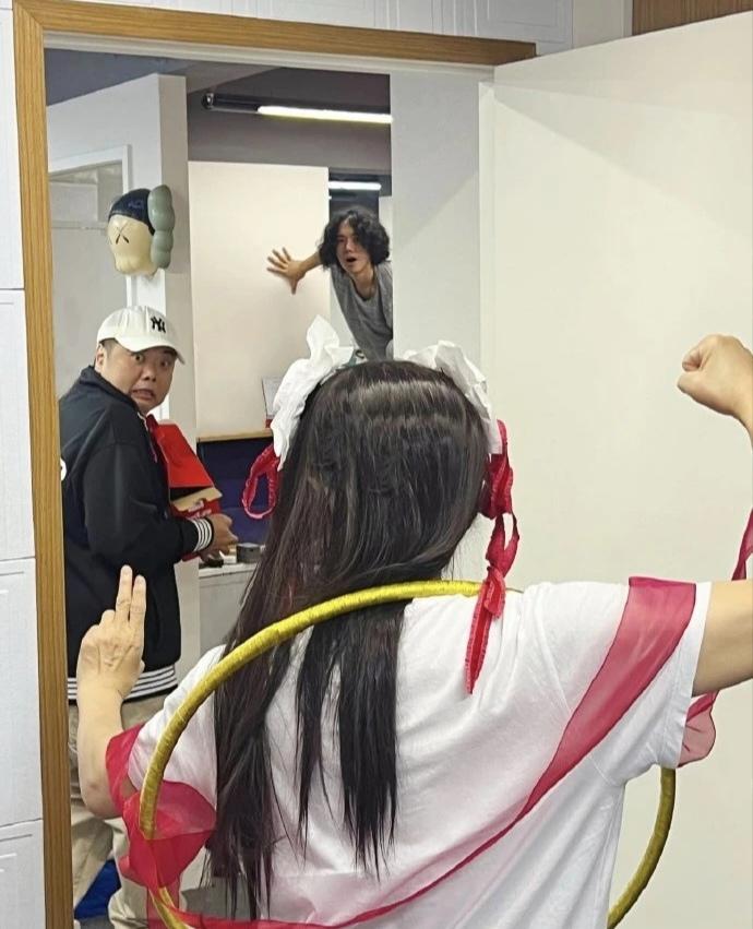 周星驰cos哪吒造型，饺子原来也是周星驰粉丝_腾讯新闻