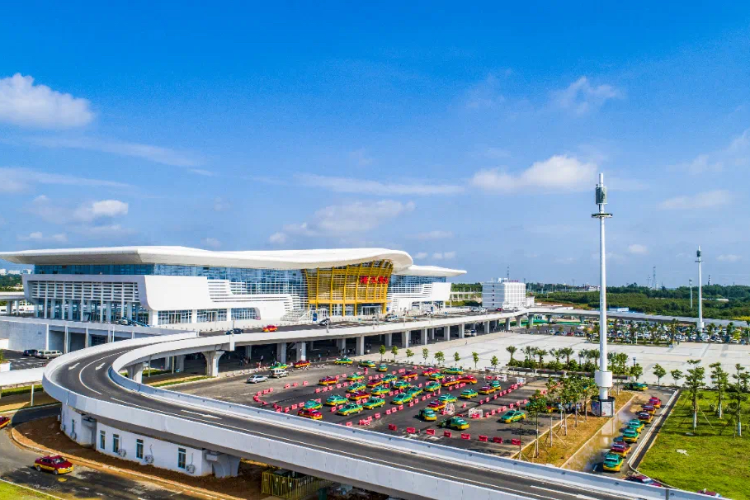 旅客在湛江西站候车时嘴角抽搐晕倒在地!众人合力助其脱险