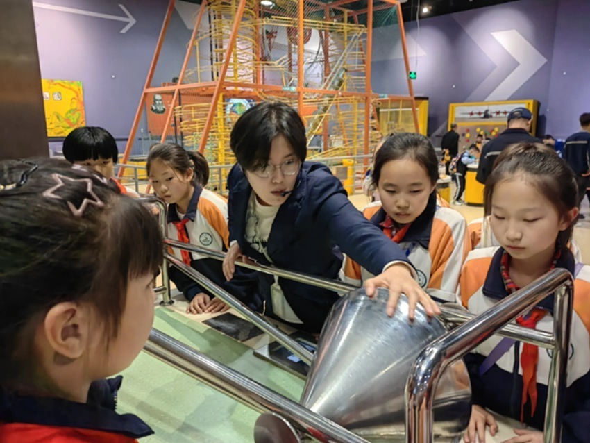 园开展"每个孩子都是艺术家"主题活动,大手牵小手让小朋友们收获关爱