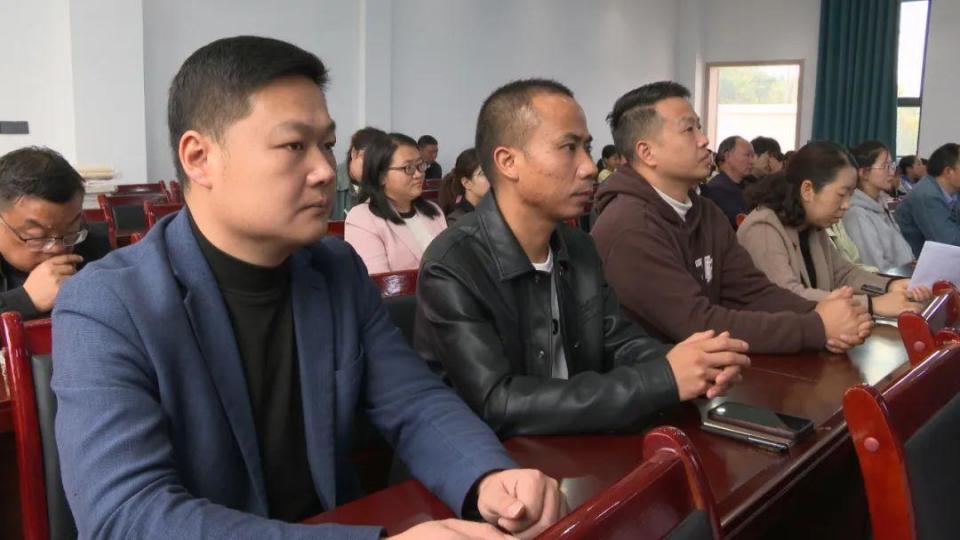 省政协智力支边办、农工党贵州省委会联合在大方县羊场小学举办书法培训讲座_腾讯新闻