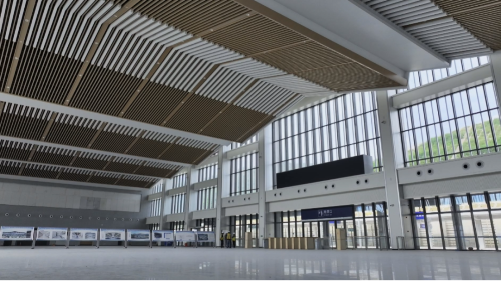 位于永嘉县枫林镇的杭温高铁楠溪江站,站房同样为配合联调联试对站台