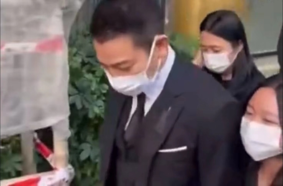 刘德华携妻子朱丽倩、女儿刘向蕙参加父亲丧礼_腾讯新闻