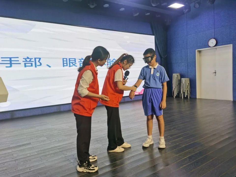 禁毒工作人员利用禁毒宣传片,毒品仿真模型向学生科普毒品的种类和