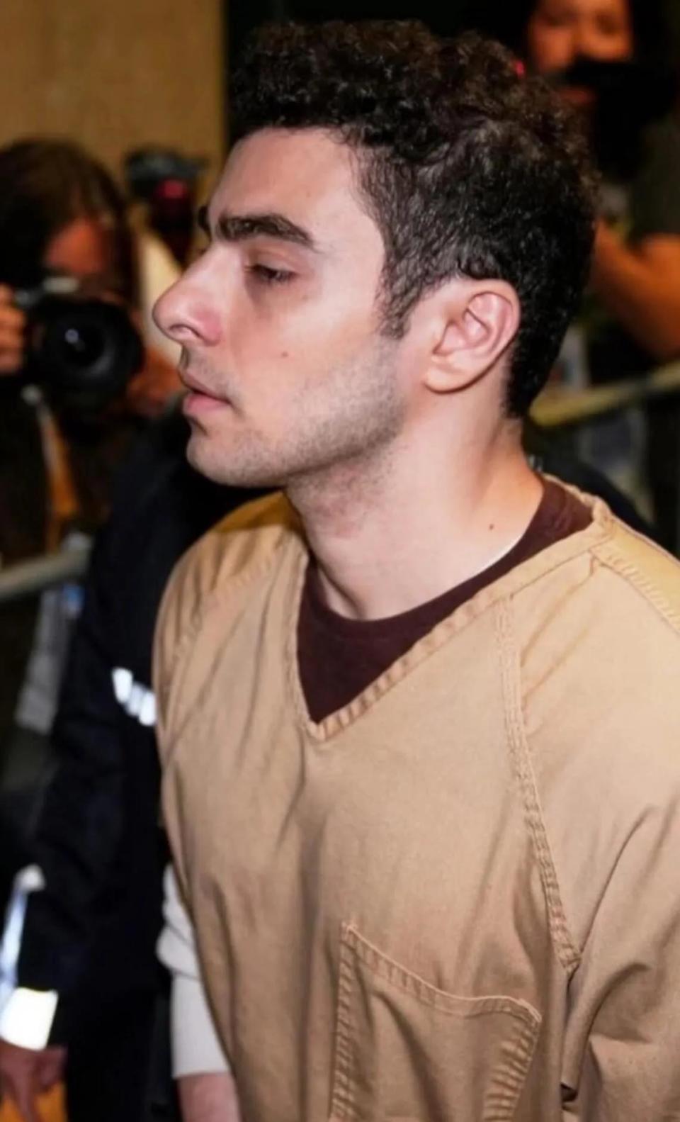 富三代枪杀医保CEO成网络英雄，真人版“蝙蝠侠”路易吉9月16日法庭受审，精英女律师成功保住了他的性命-腾讯新闻