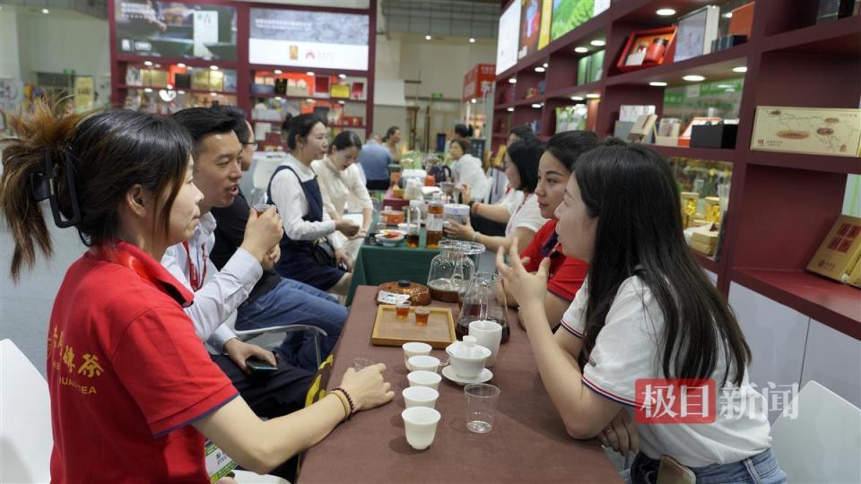 在各种茶品之外,记者在赤壁青砖茶的展位上发现了一款与众不同的茶饮.