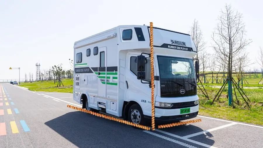 比亚迪推出首款混动房车专用底盘,法美瑞头号玩家房车,彻底摆脱用电