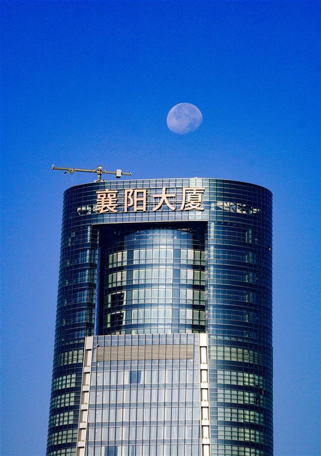 武昌中北路看到,一轮九月十八的月亮挂在武昌新地标襄阳大厦的楼顶