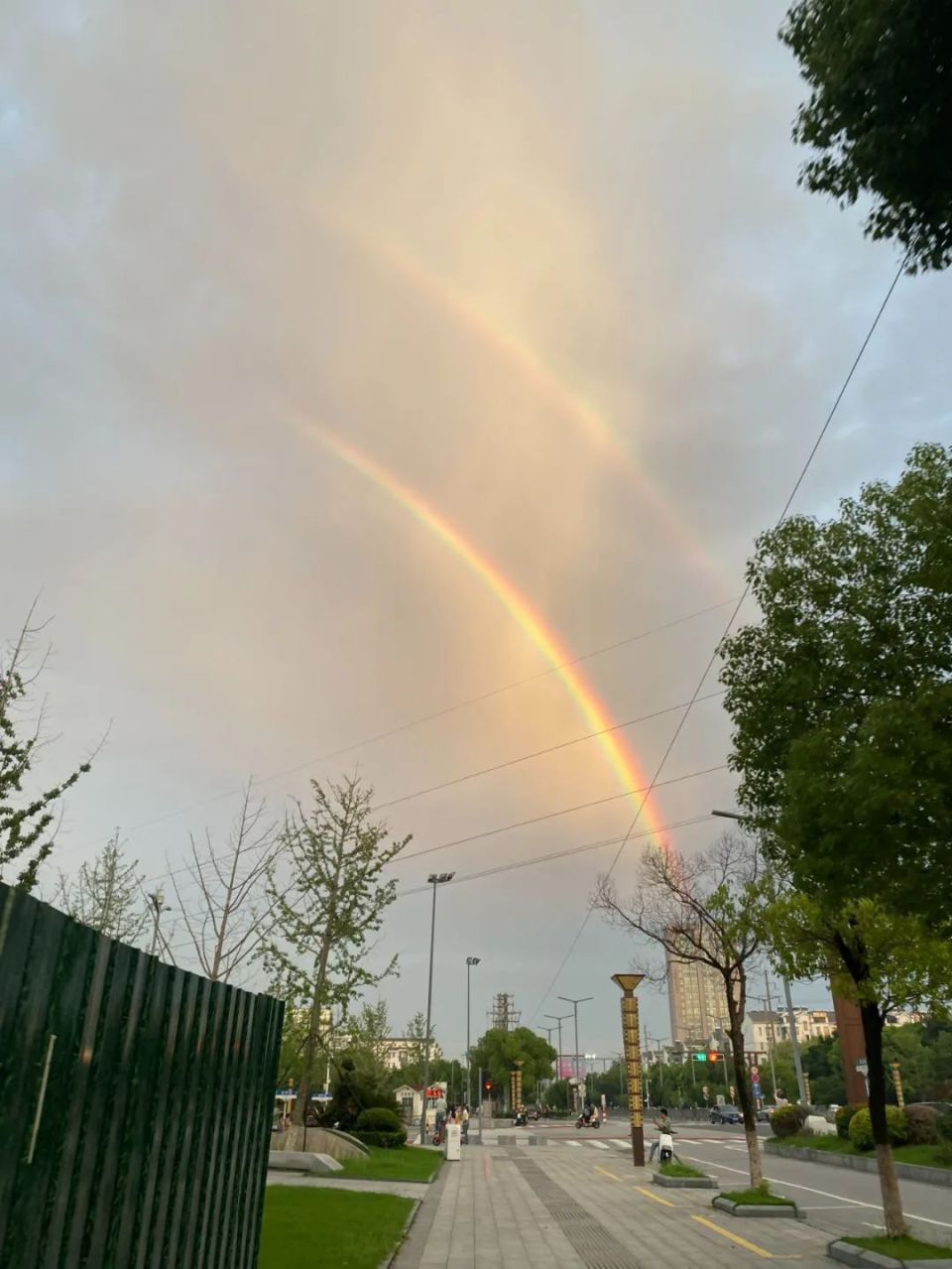 快看苏州天空出现两道彩虹