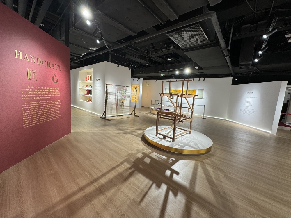 近距离欣赏千年非遗技艺的美学神韵，云锦博物馆“精华版”在沪展出_腾讯新闻