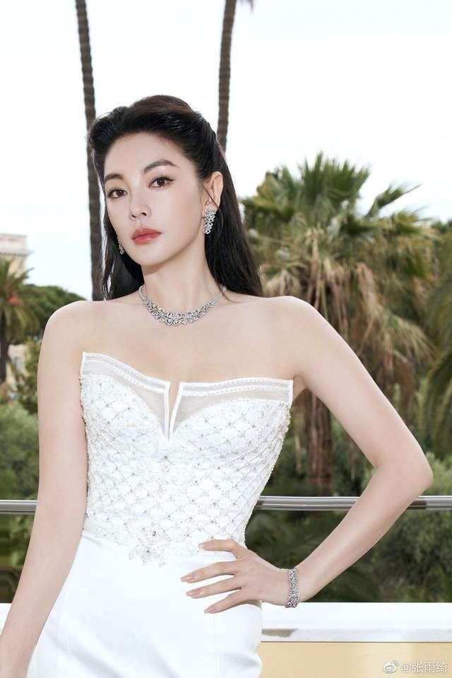 张雨绮直播卖被子引争议自称699元都买不了袜子本人道歉语言表达不