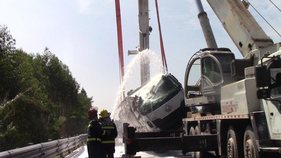 江门:一辆汽油槽罐车在高速侧翻 ,多部门协同坚守17小时成功排险_腾讯