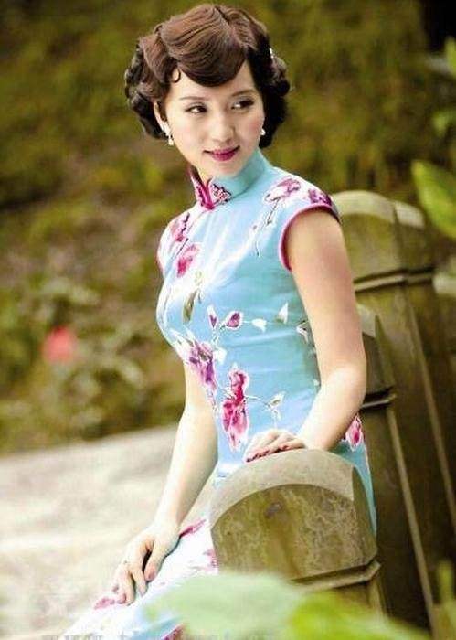 外在形象出众,一颦一笑都充满了性感和女人味,所以当她穿上旗袍时