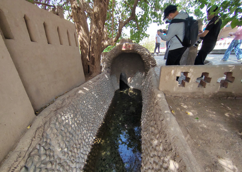 9月1日,全媒体报道团队记者在吐鲁番市高昌区原种场拍摄坎儿井明渠