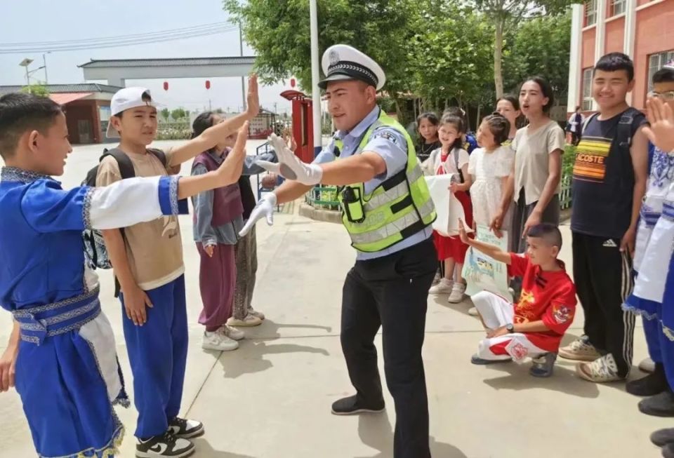 新疆交警发出儿童节交通安全"大礼包"