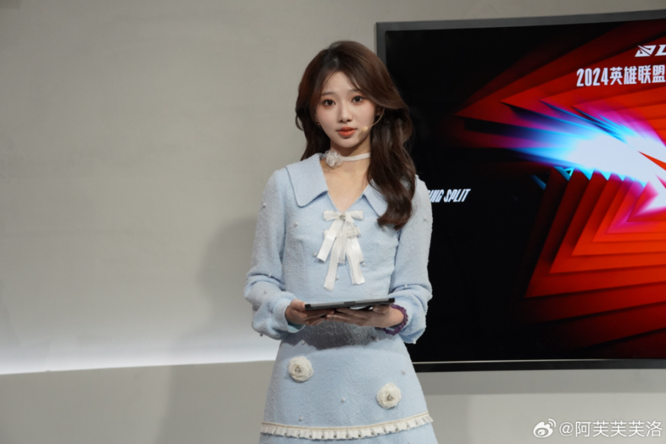 lpl又一高颜值女主持,做客大姿庄园,黑丝跳女团舞