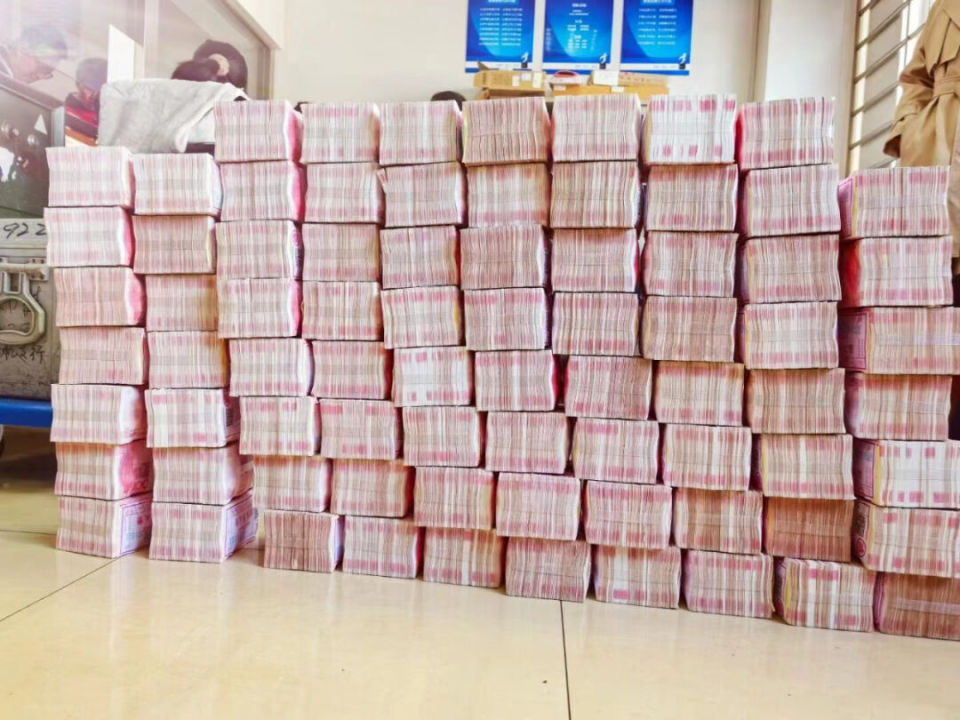 百元现金溢满屏幕_腾讯新闻