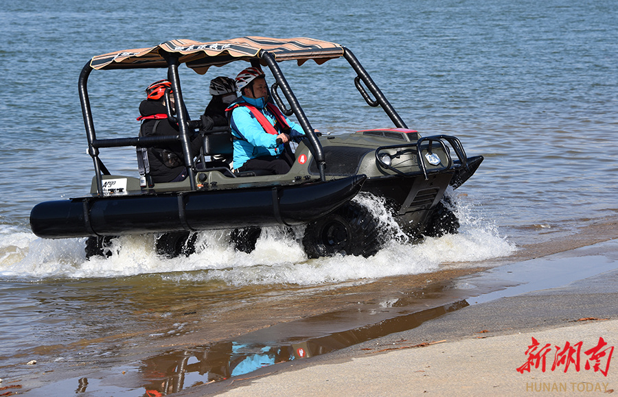 新款水陆两栖车"登陆"橘子洲