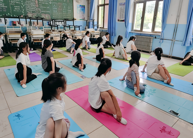 瑜伽社团只招收初二学生目前开始了自己的瑜伽锻炼在专业教练的带领下