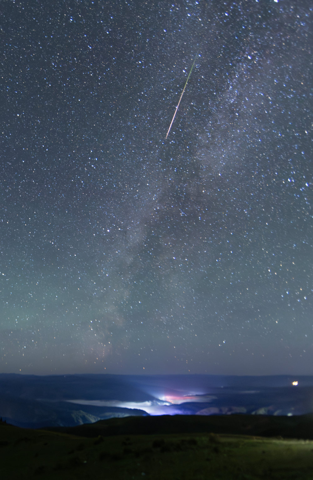 (社会)英仙座流星雨绽放夜空