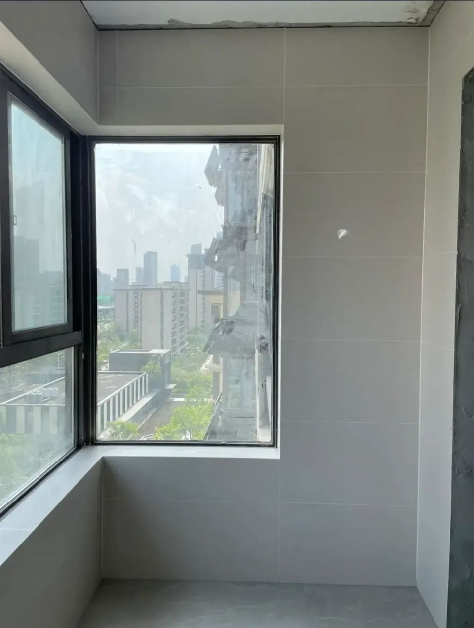 经历了雨季才知道阳台墙面贴瓷砖和刷乳胶漆的区别_腾讯新闻