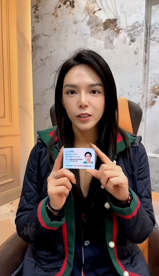 可知,"小菊不放弃"真名为向有菊,她是大仟影视传媒(深圳)有限公司的