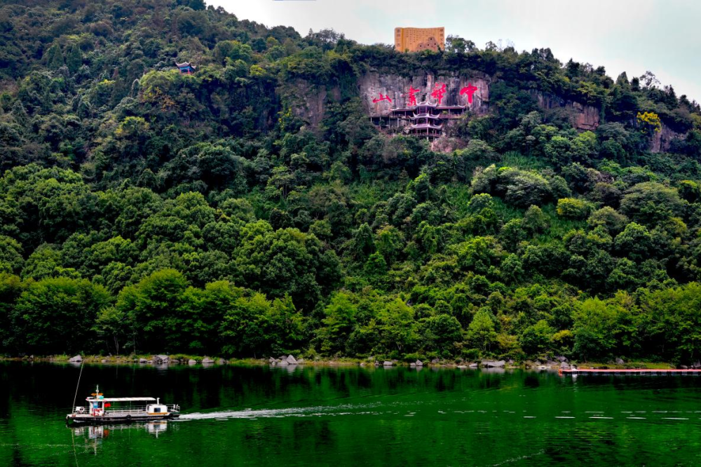 沅陵山水特色实景定制,整体舞台设计依山就势,主舞台以二酉山的山门为