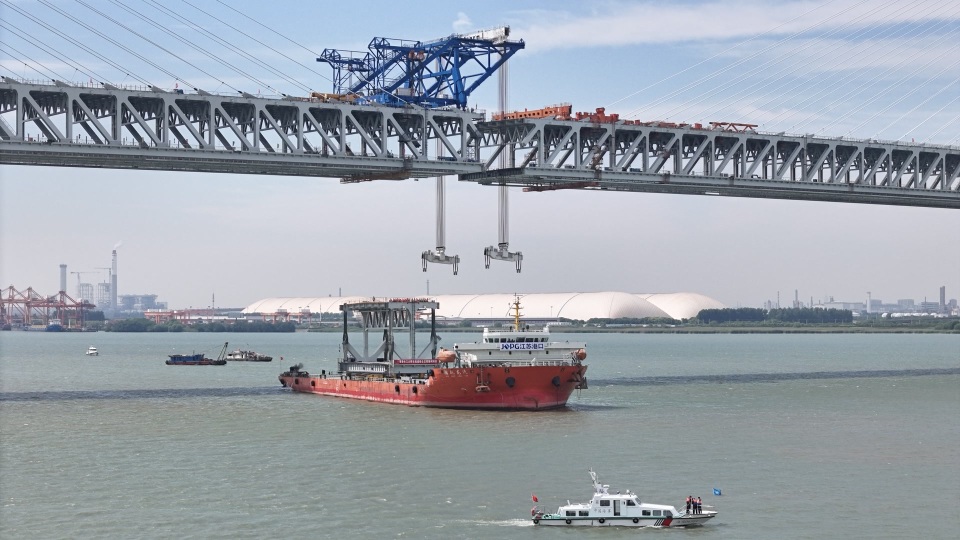 世界跨度最大斜拉桥——常泰长江大桥钢桁梁吊装全部完成