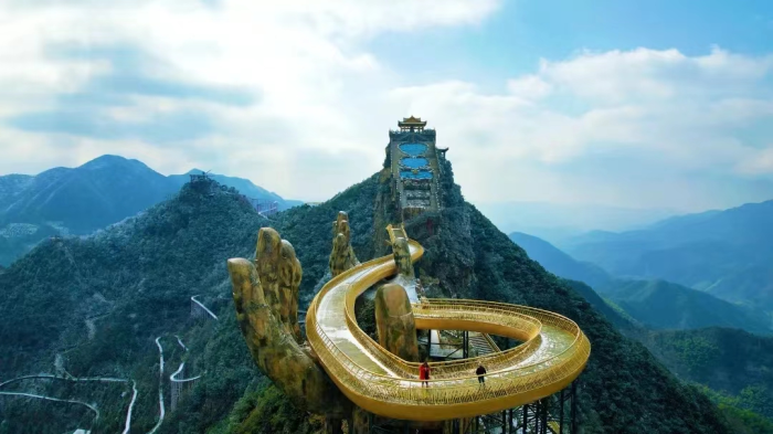 桥梁随处可见,佛手桥却不多见,盘旋于千米海拔之上的佛手桥更是罕 ..