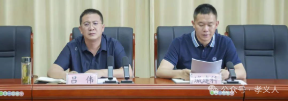 会上,郭鹏通报了全市城镇老旧小区改造,既有住宅加装电梯进展情况和