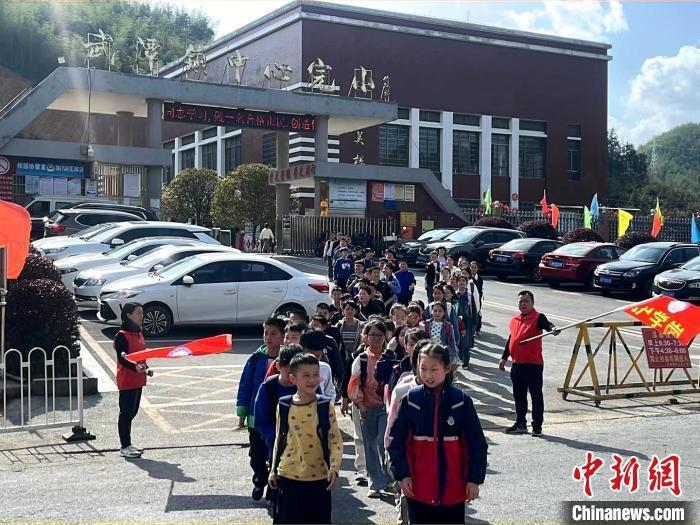 桃江县委宣传部 供图薛世宁是桃江县武潭镇中心小学校长,妻子熊华在