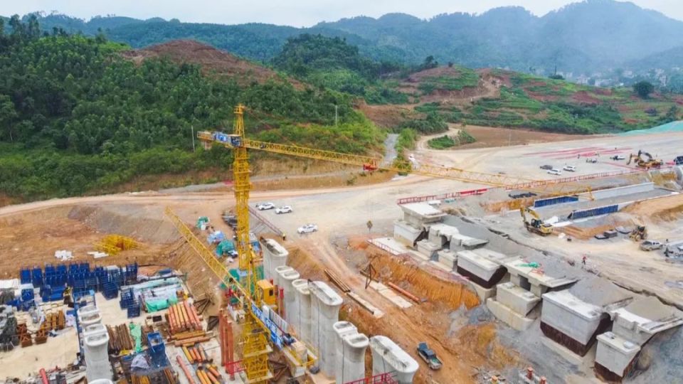 南凭高铁崇凭段站后房建工程正式开工建设