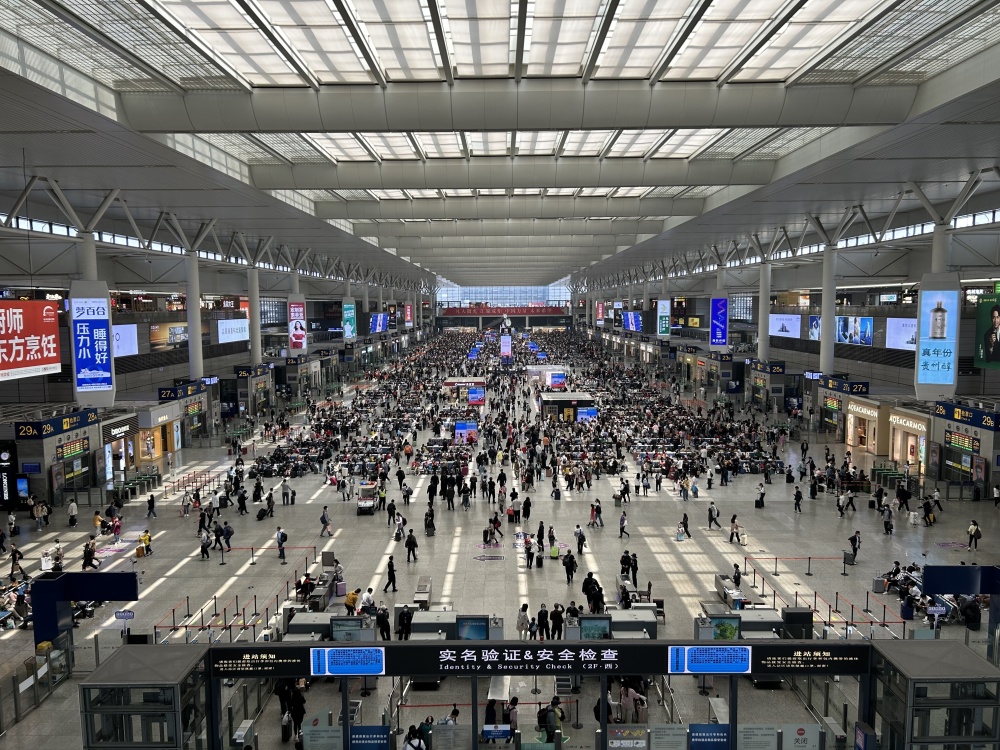 多图｜上海虹桥火车站今日车票售完，记者直击沪上火车站、机场人流现状 腾讯新闻