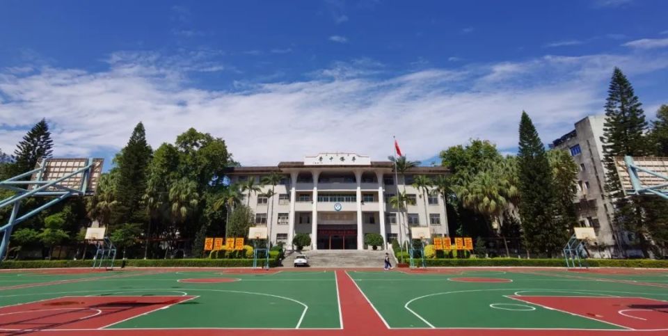 秋风吹散暑气,硕果飘来香气,在这个收获的季节里,丰顺县华侨中学佳绩