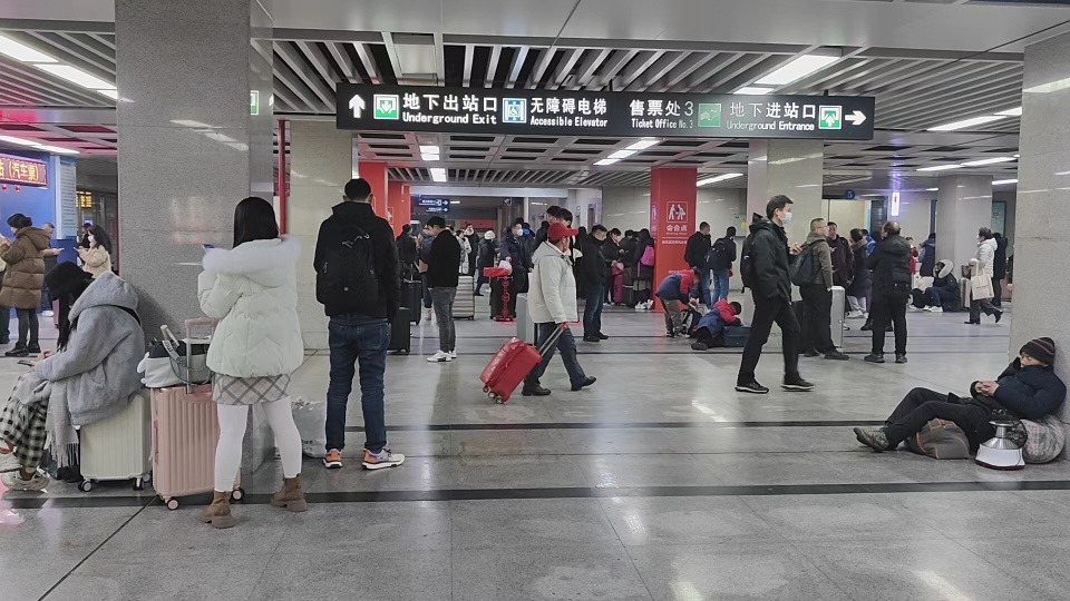 实探汉口火车站:多趟列车晚点或停运,现场设汽车售票点,工作人员引导