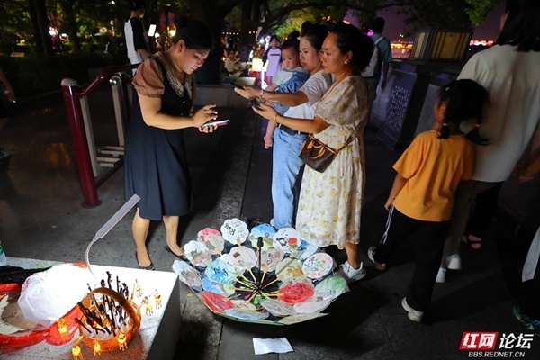 夏夜长沙地摊经济火热,街头巷尾洋溢着浓浓烟火气