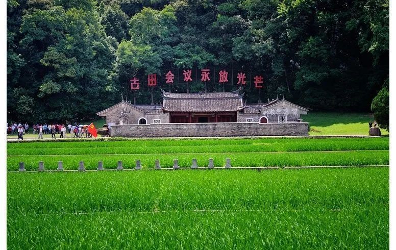 67福建古田,白墙青瓦的古田会议会址庄重古朴,"古田会议永放光芒"八