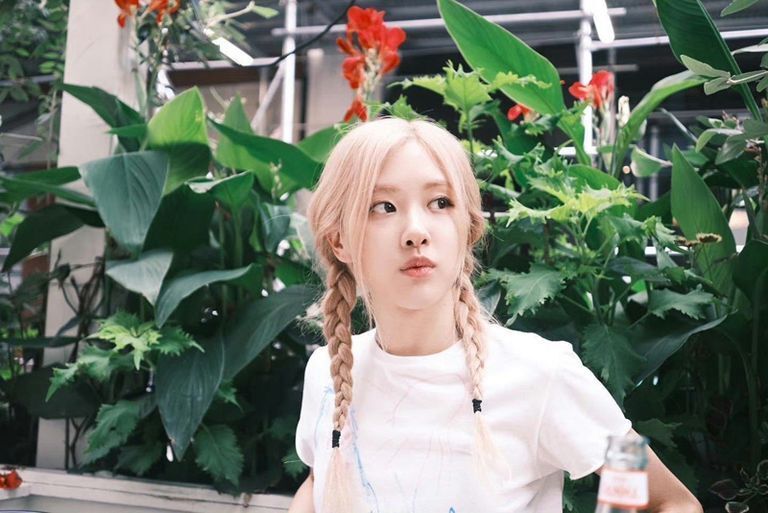 发色不断更新的iu李知恩换上了白金发色后宛若落入人间的小精灵,淡颜