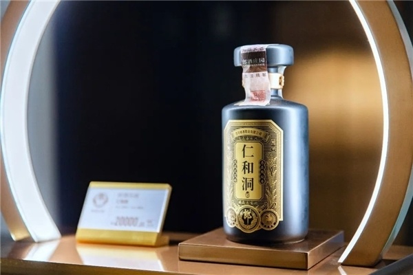 仁和酒业酱香传奇酒为53度白酒,由贵州省怀仁市茅台镇仁和酒业有限