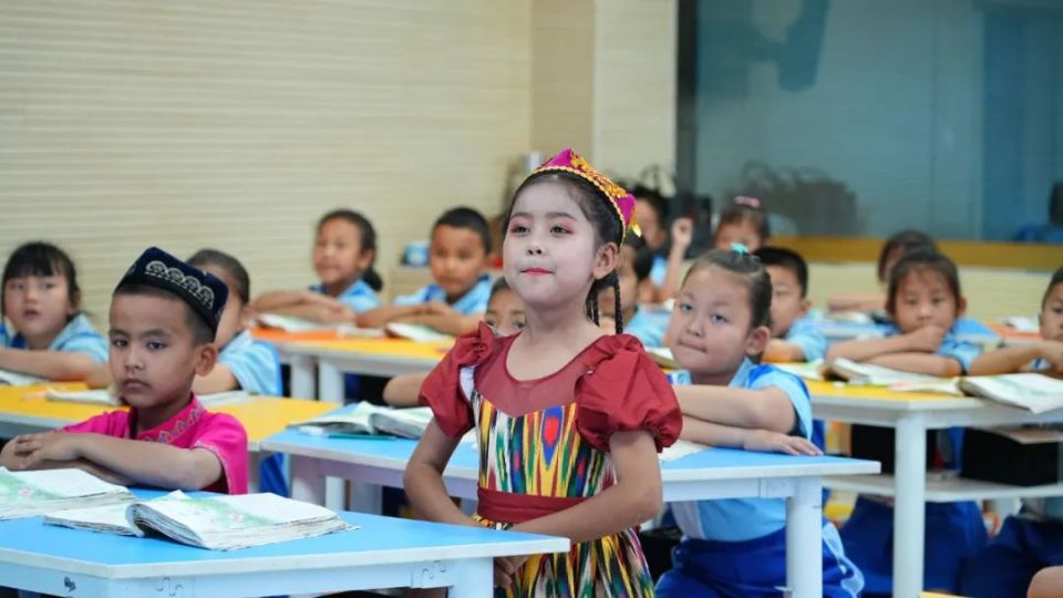 新和县丽水小学学生帕热赛提·祖力姆卡尔开心地说:"和青田的小朋友一