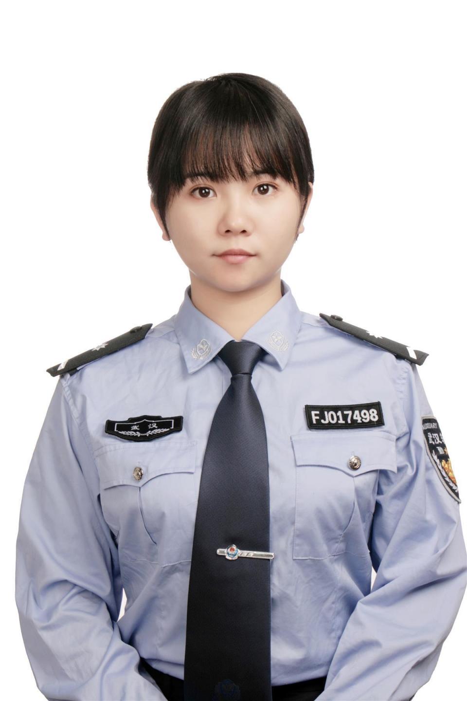 杨梅爱爱,是武汉轨道公安的一名女辅警.从警10