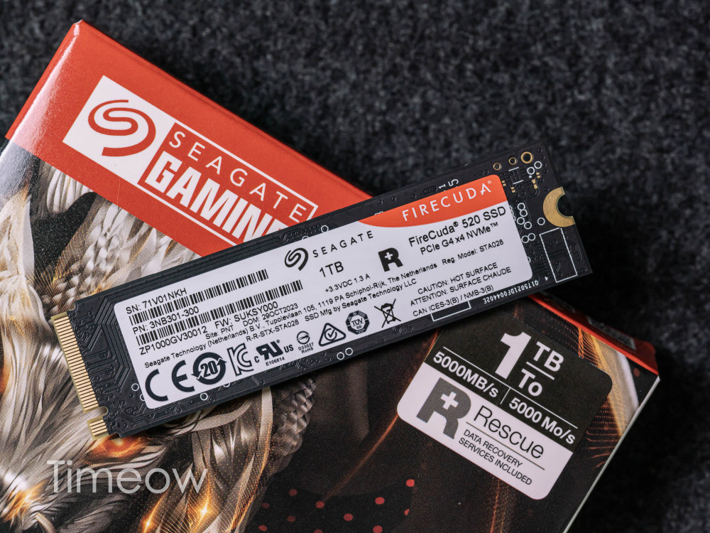 希捷酷玩520正面是比较简洁的,易于撕掉的贴纸,通过firecuda的logo