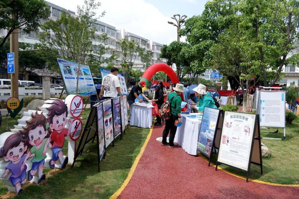 大理多部门"摆摊"宣传防灾减灾知识